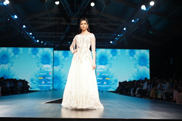 Les Légendes de la Mode Capsule : Élégance Intemporelle