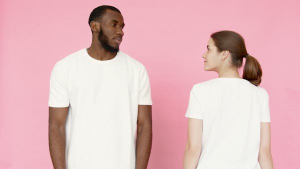 Les t-shirts blancs moncler : élégance et style pour homme